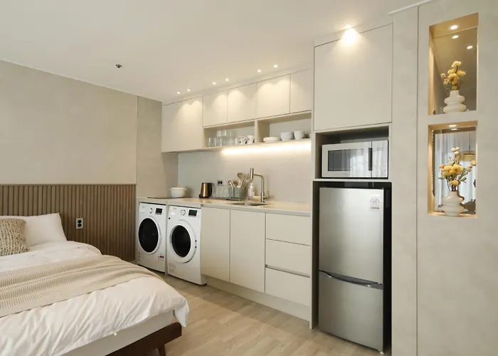 Hongdae St10, Wide,bright & Stylish House Seoul