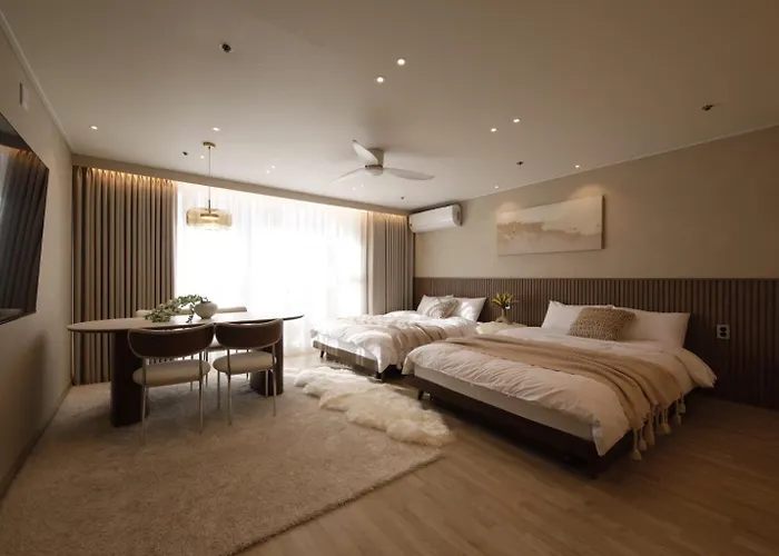 Hongdae St10, Wide,bright & Stylish House * Seoul