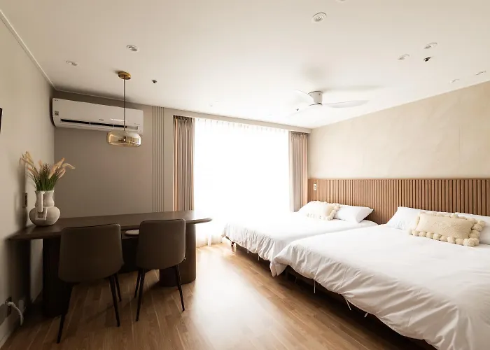 Hongdae St10, Wide,bright & Stylish House Seoul