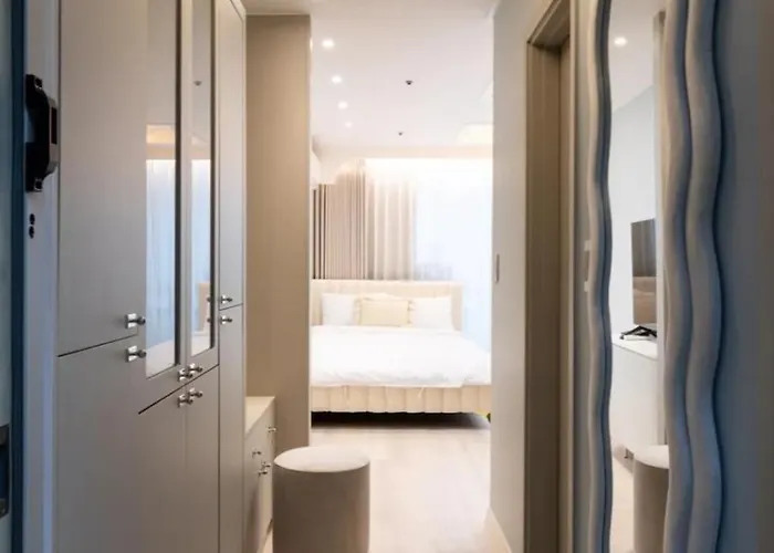 Hongdae St10, Wide,bright & Stylish House Aparthotel Seoul