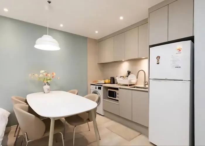 Hongdae St10, Wide,bright & Stylish House * Seoul
